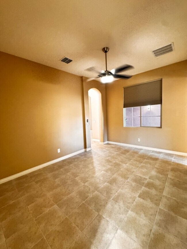 Building Photo - 4 Bedroom + den energy efficient Hamilton High