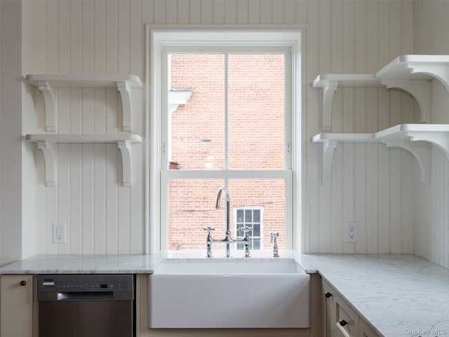 Building Photo - 702-704-704 Columbia St