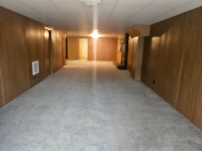 Building Photo - Maryville 37803 - 5 bedroom, 3 bath home - Contact Karen Robertson (865) 454-7626