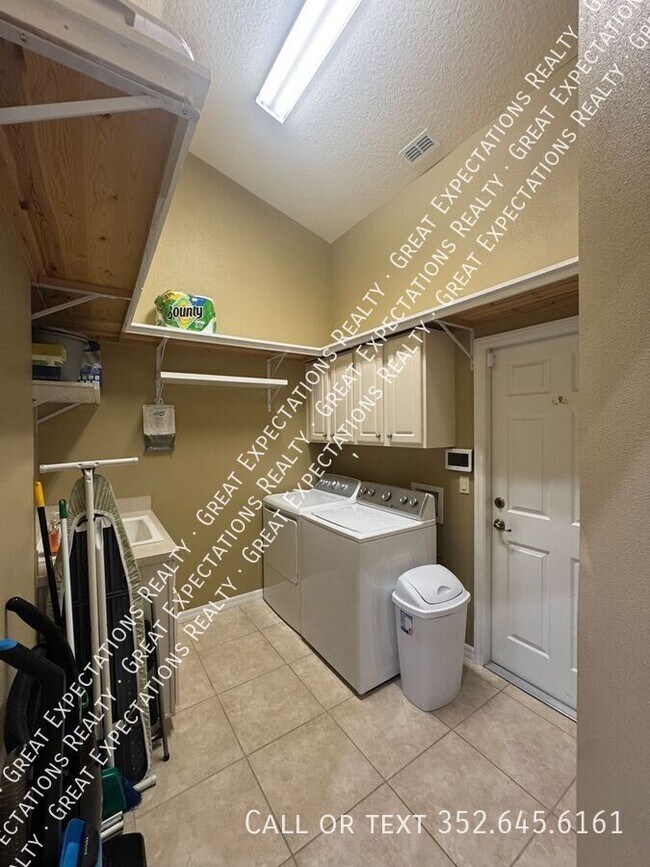 Building Photo - 5303 SW 88 Pl