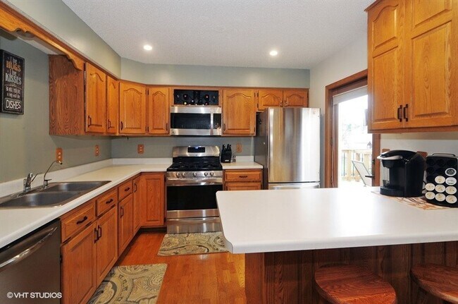 Building Photo - Spacious 5BR Home on Cul-de-Sac – Available June 1