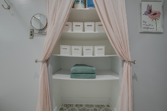 Building Photo - 523 Hawley Ct