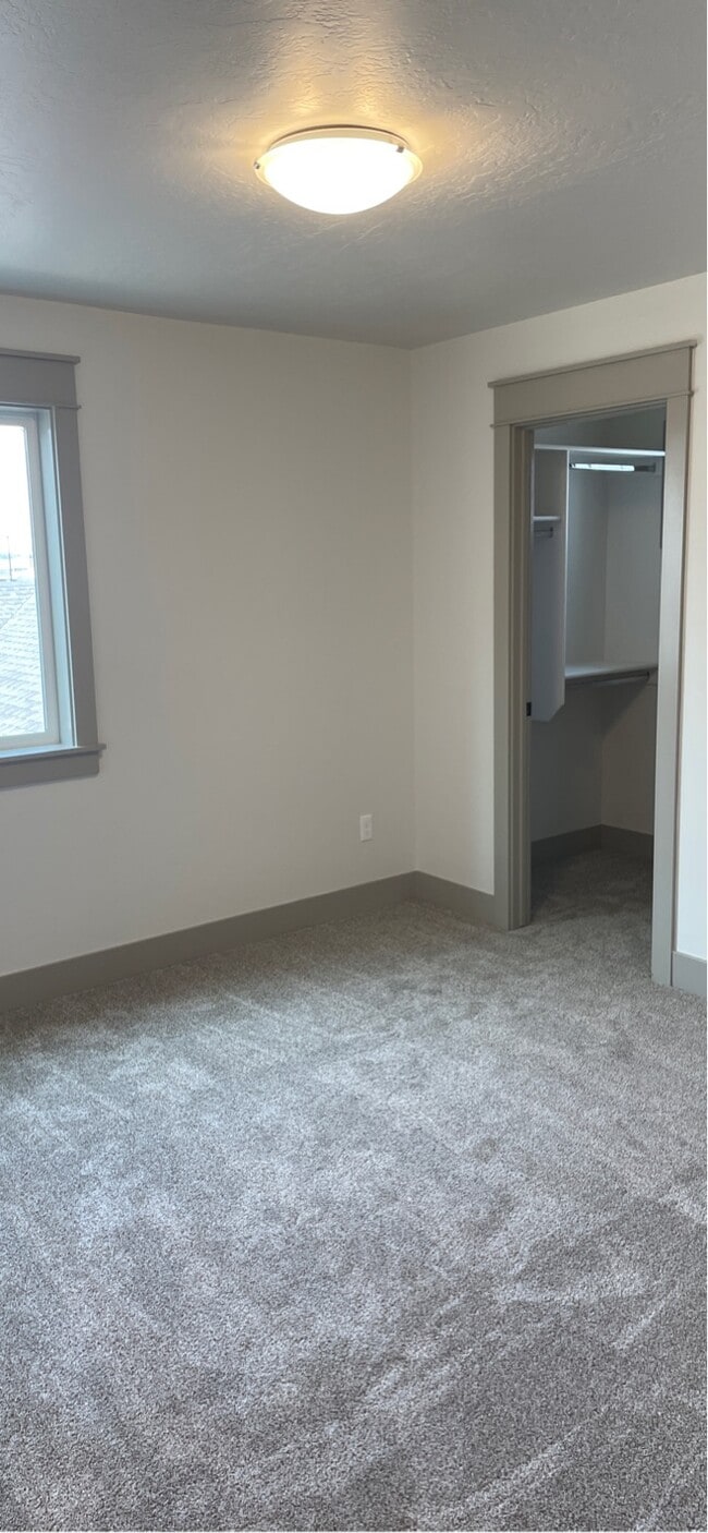 Building Photo - 2135 N Klemmer Ave