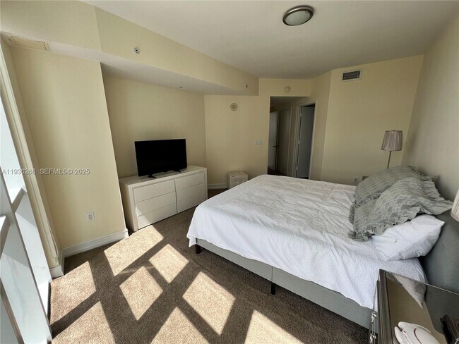 Building Photo - 18201 Collins Ave