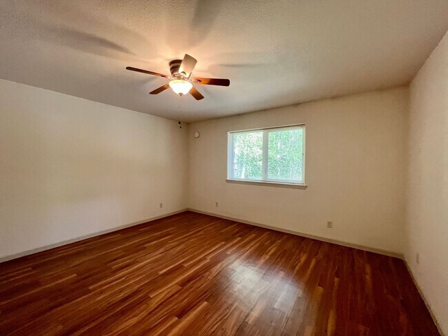 Building Photo - 757 Joy Dr