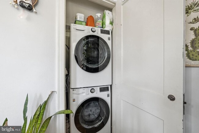 Building Photo - 2700 13th Rd S