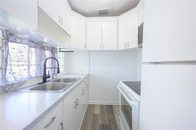 Building Photo - 290 NW 29th Ave