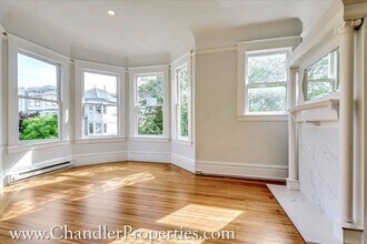Building Photo - Bright & Sunny 2 Bedroom Flat with On-Site Laundry | Small Bonus Space