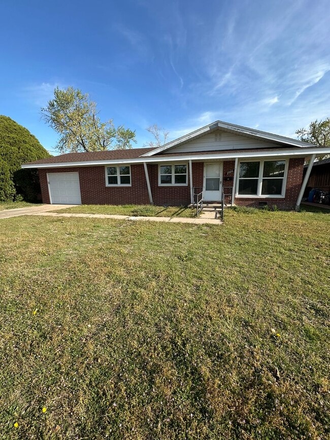 Building Photo - 4 Bedroom, 2 Bathroom House with Attached ...