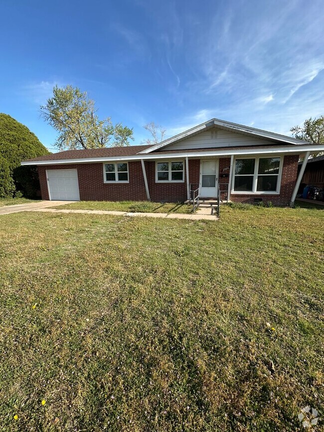 Building Photo - 4 Bedroom, 2 Bathroom House with Attached ...
