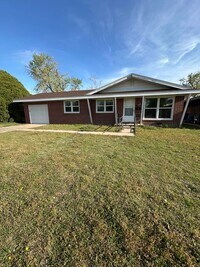 Building Photo - 4 Bedroom, 2 Bathroom House with Attached ...