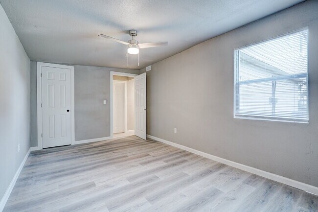 Building Photo - Remodeled 2 Bedroom + Bonus Room