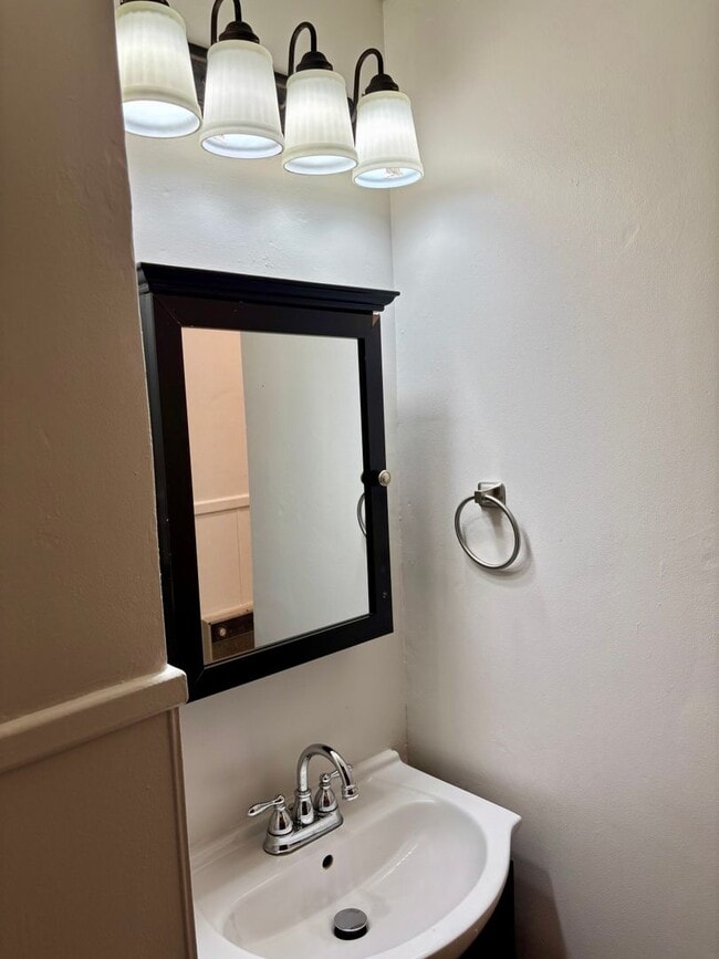 Building Photo - Check Out This 3-Bed/1.5-Bath House in Blu...