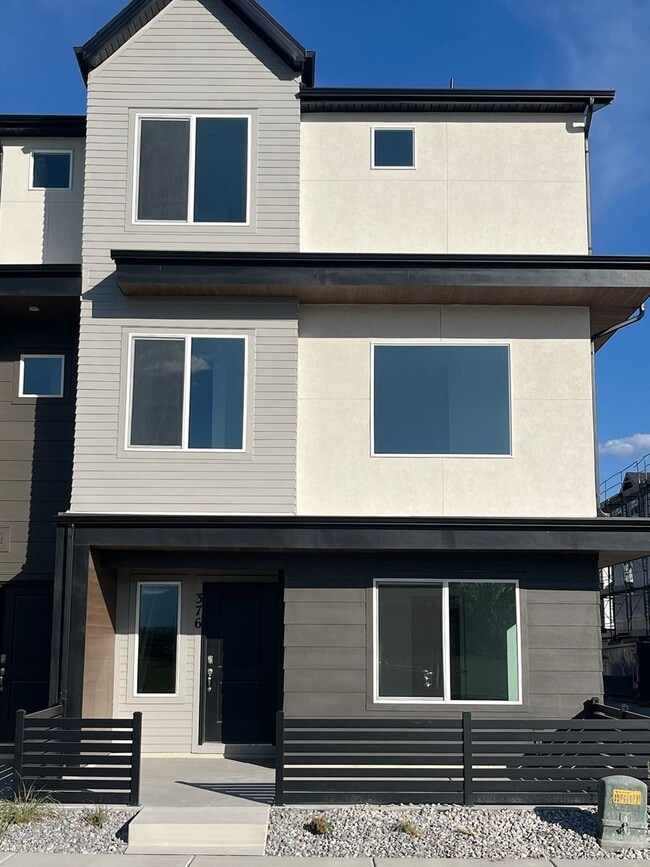 Building Photo - GORGEOUS American Fork Townhome!!!