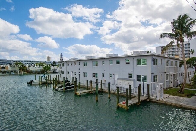 Building Photo - 7207 Bay Dr E