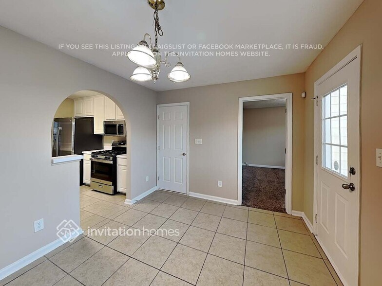 Building Photo - 3700 Pointe Cir