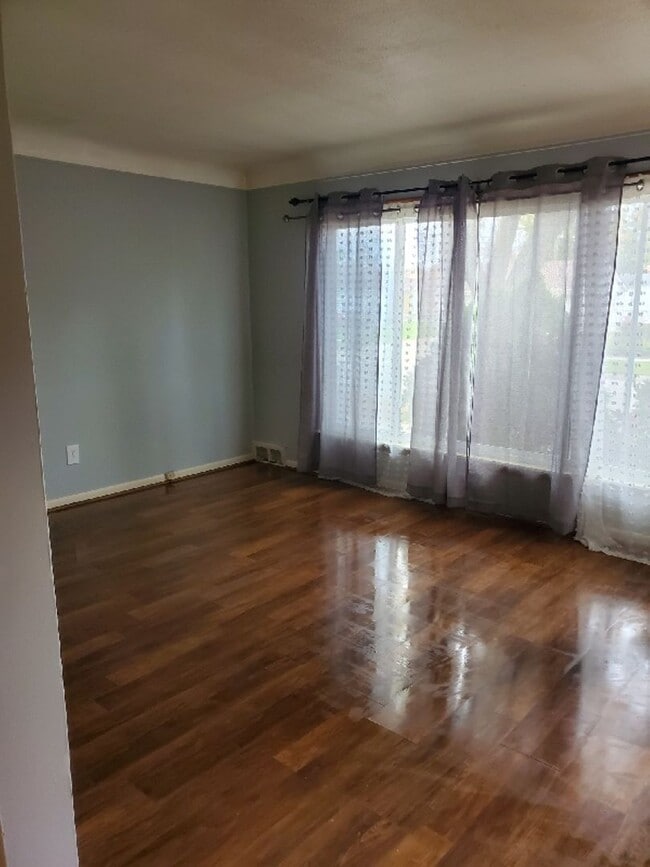 Building Photo - Beautiful, sprawling, brick ranch - $1600/mo