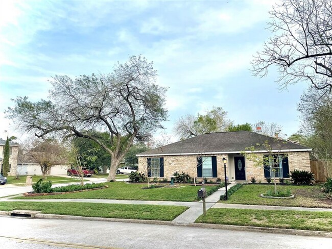 Building Photo - 22226 Meadowhill Dr
