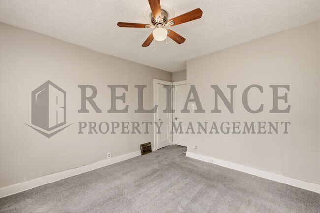 Building Photo - 703 S Grove Dr