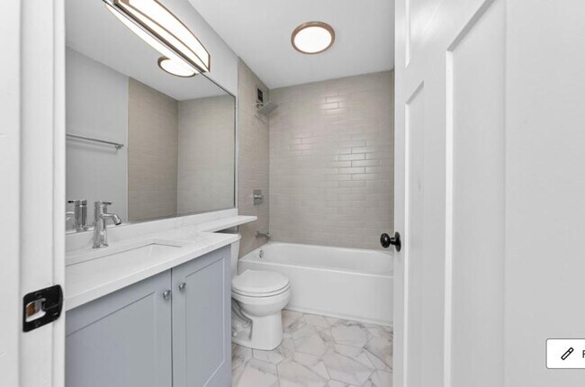Building Photo - 2 bedroom in Chicago IL 60610
