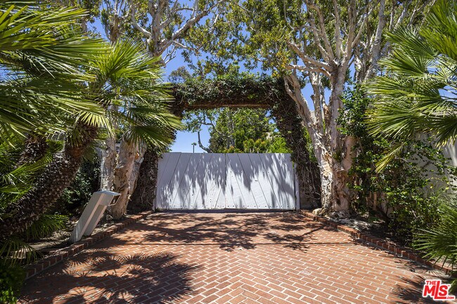 Building Photo - 29151 Cliffside Dr