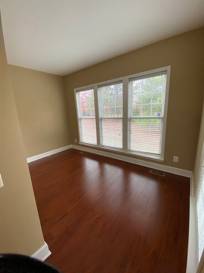 Building Photo - Bright and Spacious End Unit Townhouse in ...