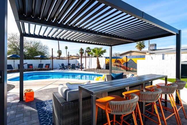 Building Photo - 4530 W Paradise Dr