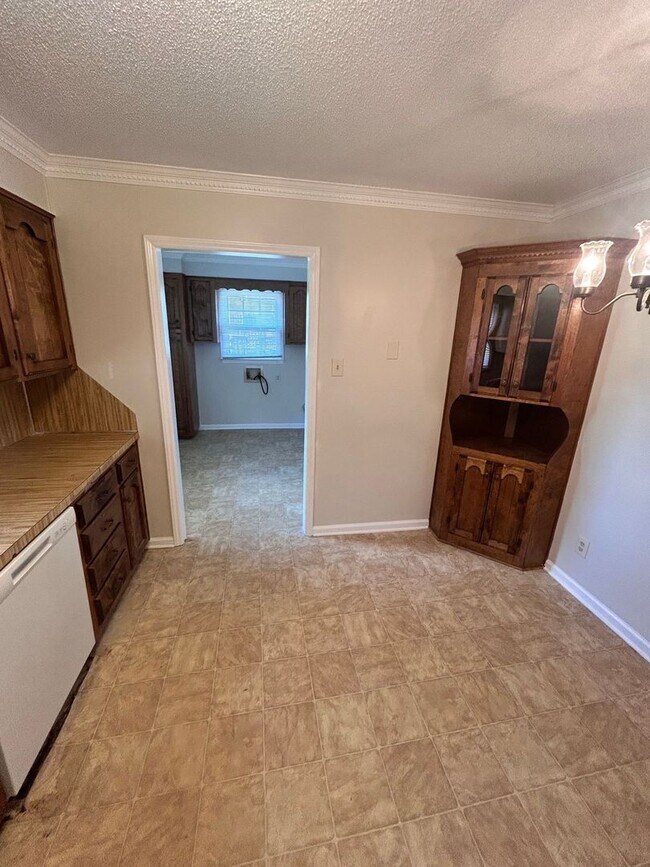 Building Photo - 480 Willowspring Ln