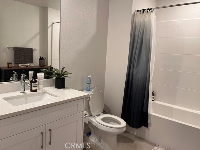 Building Photo - 9831 La Serna Dr