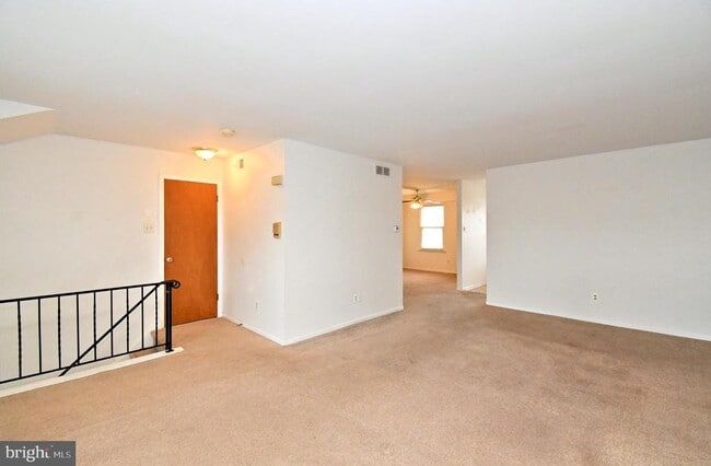 Building Photo - 592 Wrensong Rd