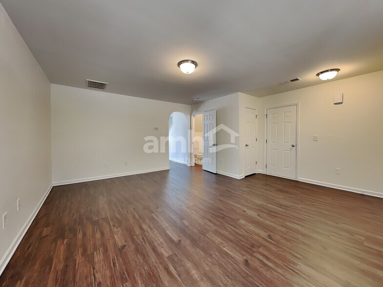 Building Photo - 2718 Quail Oaks Dr