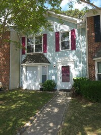 Building Photo - Move in Ready 3 Bedroom Townhouse in Yorktown!