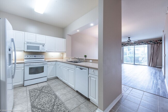 Building Photo - WALKING DISTANCE TO SUNSEEKER RESORT AND P...