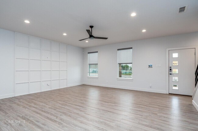 Building Photo - 220 Pecan St