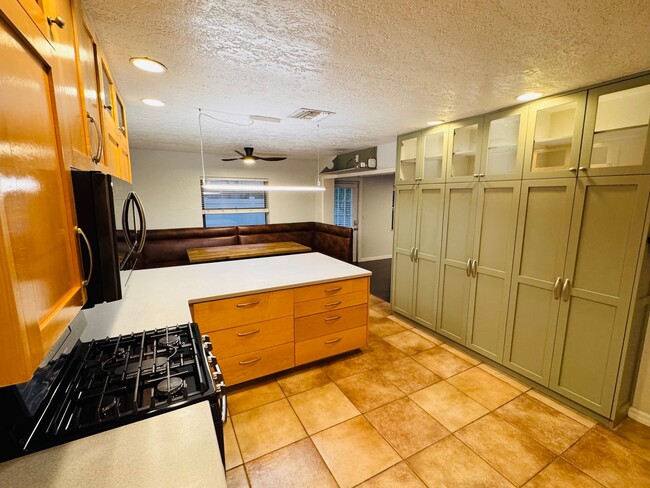 Building Photo - Elegant and Updated 3/2 Pool Home just min...