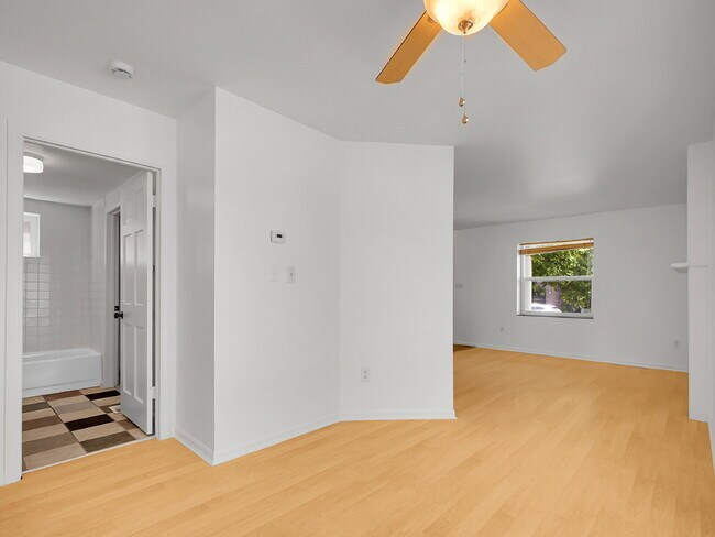 Building Photo - $1,550, 1 bed, 1 bath apartent near wash p...