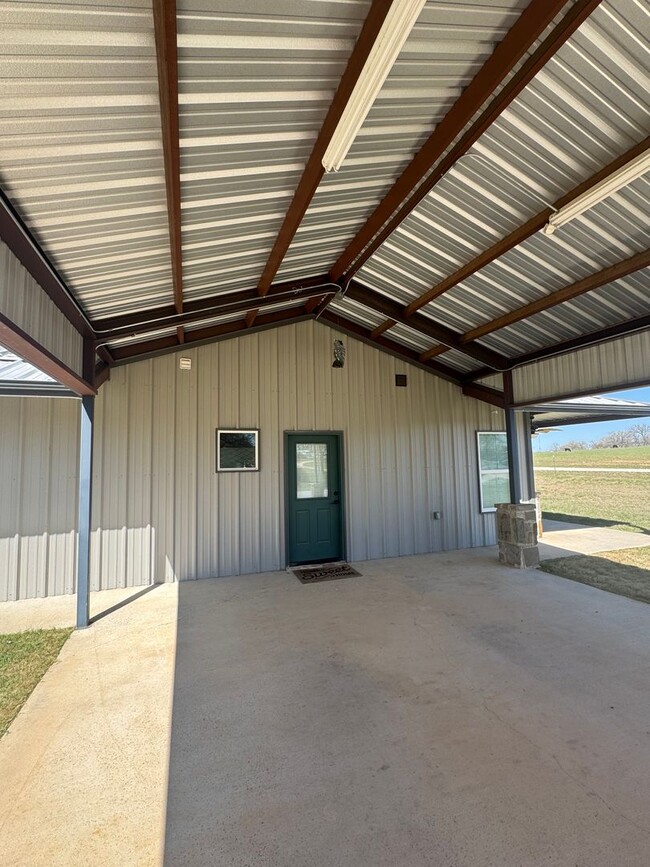 Building Photo - 6 acres / HORSES WELCOME / WATER INCLUDED ...