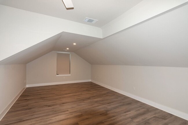 Building Photo - 2802 Lawrence Dr