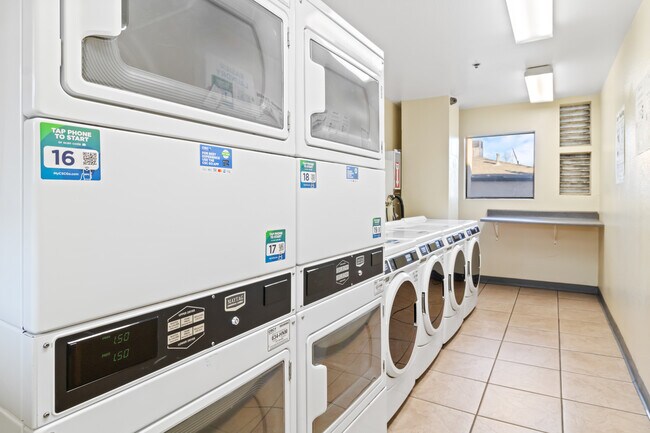 Building Photo - 64 N Mar Vista Ave