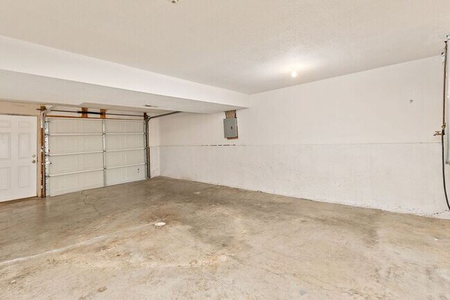 Building Photo - Renovated Spacious Townhomes