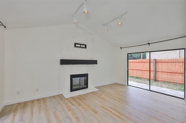 Building Photo - 13703 Sweetwater Cove Pl