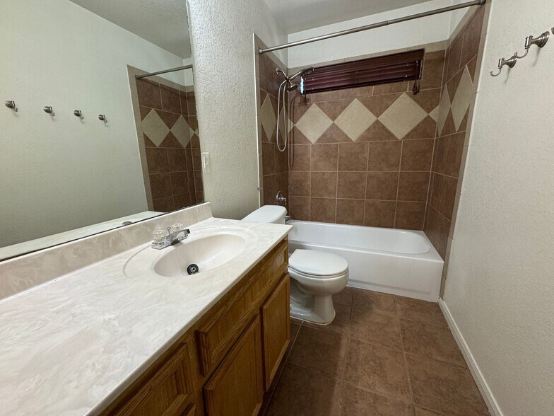 Building Photo - 1204 Cinch Dr