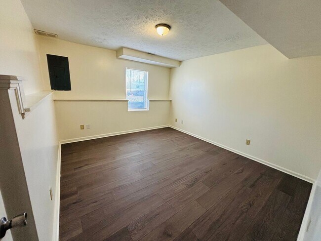 Building Photo - 310 Wakeman Ct NE