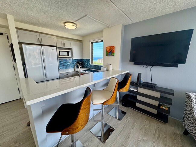 Building Photo - Renovated 1 bedroom with 1 parking at Roya...