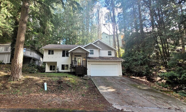 Building Photo - Spacious 3 Bedroom Home with Garage