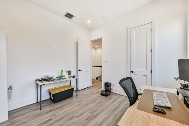 Building Photo - 4211 Nichols St