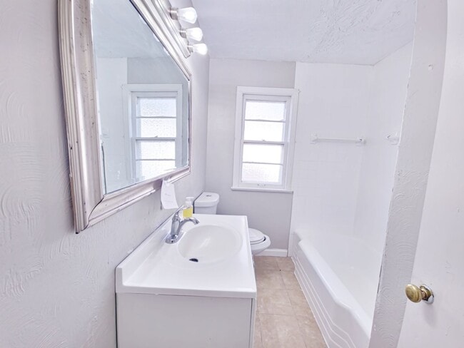 Building Photo - 5 Bedroom 2 Bathroom