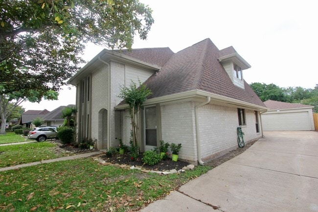 Building Photo - 3015 Green Fields Dr