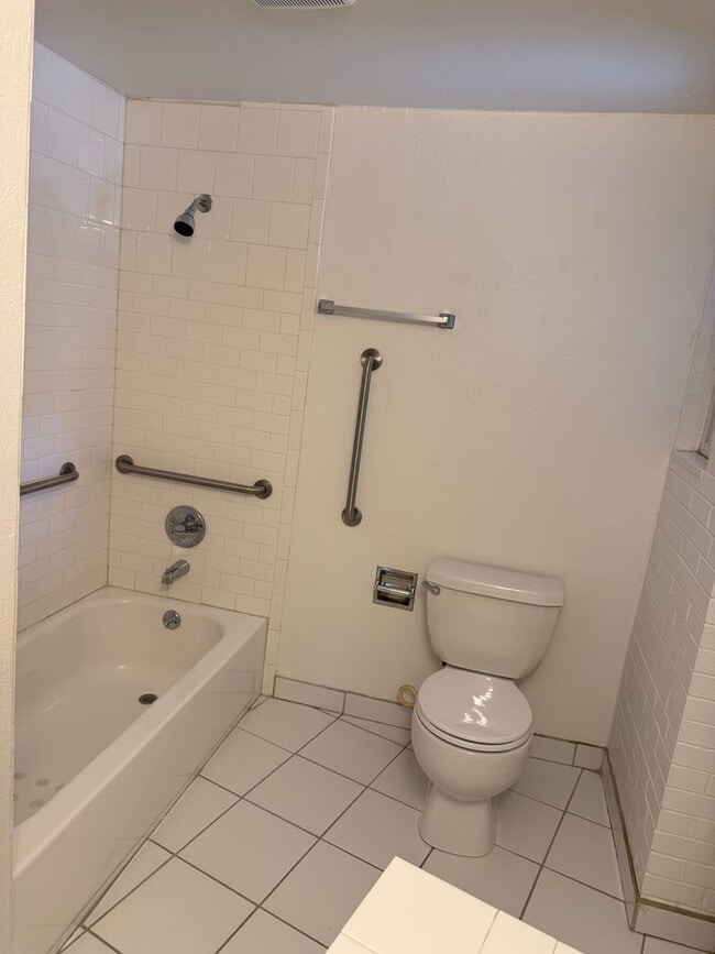 Building Photo - Spacious 2 Bedroom Lakewood Duplex