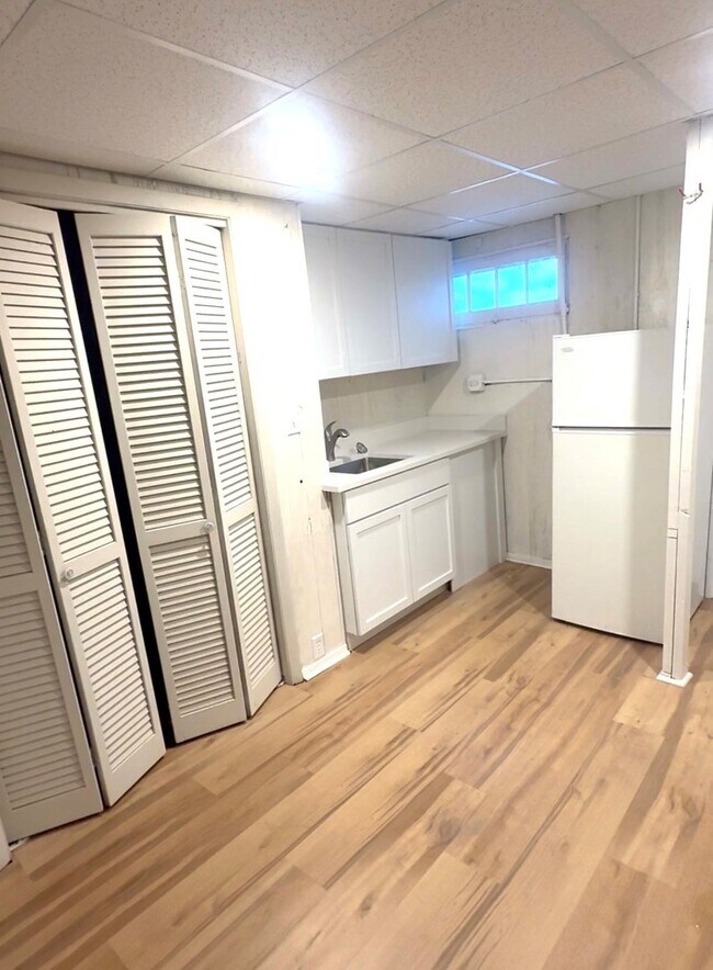 Building Photo - 609 S 5th Ave